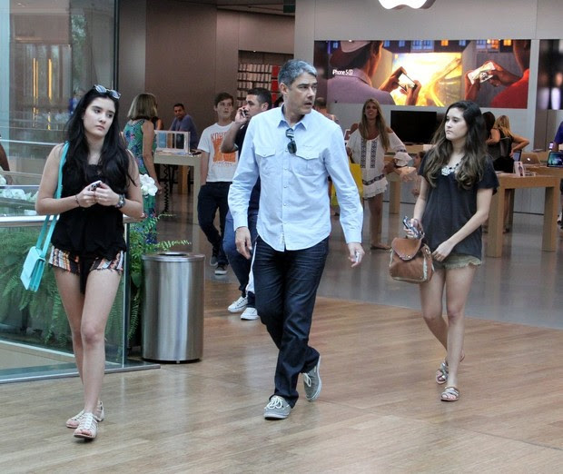 William Bonner e filha em shopping (Foto: Marcus Pavão/Agnews)