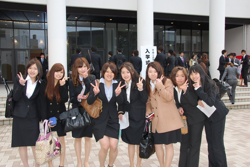 女子大学生の入学式 スーツの色 シャツの色 おすすめブランドなどの