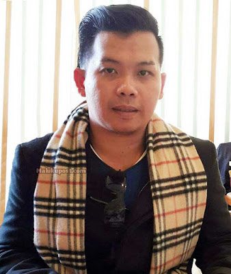 Langgur, Malukupost.com - Pesta demokrasi pemilihan kepala daerah (Pilkada) Kabupaten Maluku Tenggara (Malra) tahun 2018 memang belum dilaksanakan, namun gaung hajatan demokrasi lima tahunan tersebut sudah mulai terasa di Kabupaten bertajuk Larvul Ngabal ini. Berdasarkan pantauan di media sosial maupun perbincangan warga, beberapa nama yang mencuat untuk maju dalam posisi sebagai bakal calon bupati Malra antara lain, Ir Petrus Beruatwarin, Cosmas Refra, Yanuarius Resubun, Simon Rahangmetan. Sedangkan kandidat calon bupati berdasarkan media sosial facebook di grup Melirik Calon Pemimpin Maluku Tenggara 2018-2023 dalam hasil polling ada 5 nama yakni Benhur. G. Watubun, Amir Rumra, Yane Novita, Christian. M. Rahanra, dan Gerry Habel Hukubun. Terkait hal tersebut, Gerry Habel Hukubun yang juga Ketua DPD Partai Hanura Kabupaten Malra mengatakan bahwa dirinya belum menyatakan secara resmi bahwa akan maju pada pilkada Malra 2018. “Sejauh ini untuk pribadi saya secara resmi belum pernah menyampaikan untuk bertarung pada kompetisi politik Pilkada kepala daerah Maluku Tenggara 2018,” kata Hukubun di Langgur, Selasa (4/10). Menurut Hukubun, selaku publik figur dirinya adalah milik masyarakat banyak sehingga antusias dan dukungan dari masyarakat akan menjadi dorongan dan motivasi bagi dirinya. “Biarlah kondisi ini mengalir dan Partai Hanura sendiri dalam waktu dekat akan melakukan survei dalam beberapa tahapan yang tentunya nanti akan menjadi tolok ukur dan barometer untuk menentukan siapa yang akan direkomendasikan oleh partai Hanura sendiri” ujarnya. Dijelaskan Hukubun, selain survei, partai Hanura juga akan melihat dari keinginan masyarakat yang mana keinginan masyarakat tersebut tentunya akan berbanding lurus dengan hasil survei. “Partai Hanura juga akan mendengar keinginan dari masyarakat karena dari keinginan masyarakat ini yang paling penting bagi partai dalam menentukan calonnya atau kadernya nanti karena keinginan masyarakat itu akan berbanding lurus dengan hasil survei,” tandasnya. Hukubun menambahkan, biarkan hal itu mengalir dan dirinya percaya bahwa teman-teman kandidat yang lain juga sudah menyiapkan diri dan semuanya memiliki kualitas. “Intinya adalah bahwa siapa pun juga yang akan menjadi kepala daerah di 2018 nanti betul-betul dapat membuat Maluku Tenggara ini jauh lebih bagus dari sekarang,” tegasnya. Hukubun mengungkapkan, keinginan dirinya maju sebagai bakal calon Wakil Bupati itu muncul dari keinginan masyarakat sebab kalau dari dirinya pribadi maka hal itu terlalu subjektif. “Sebenarnya keinginan masyarakat adalah yang terutama yang menghendaki untuk dirinya maju sebagai bakal calon Wakil Bupati, karena jika bicara keinginan pribadi untuk maju itu terlalu subjektif, jadi suara dan keinginan masyarakat itu adalah yang paling utama bagi saya, suara rakyat adalah suara Tuhan,” pungkasnya. (MP-15)