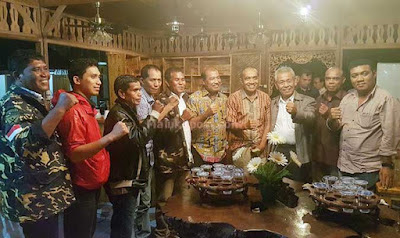 Ambon, Malukupost.com - Selesai kunjungan ke Kabupaten Seram Bagian Barat (SBB),Wakil Ketua I DPD RI Nono Sampono melakukan pertemuan dengan Forum Komunikasi Putra/i Purnawirawan TNI/Polri (FKPPI) Provinsi Maluku, Sabtu (29/7) Malam, di Ambon. Dalam pertemuan tersebut, Letjen TNI (Marinir) Purnawirawan ini mengharapkan. Putra/putri purnawirawan TNI/Polri ini dapat memiliki idealisme perjuangan serta menjaga kondisi keamanan serta terlibat aktif dalam kehidupan bermasyarakat.