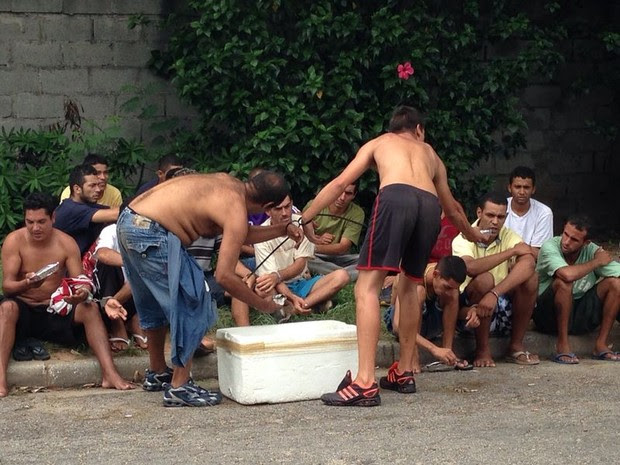 Presos ainda aguardam e se alimentam na calçada (Foto: Natália de Oliveira/G1)