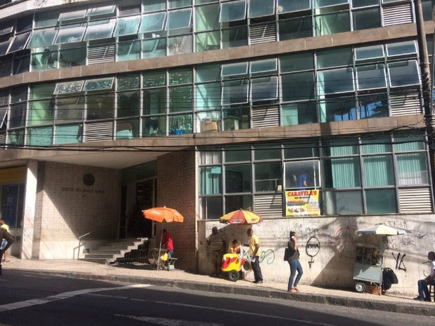 Dupla tentou assaltar estabelecimento comercial em um prédio da Rua Chile (Foto: Alan Oliveira/G1 Bahia)
