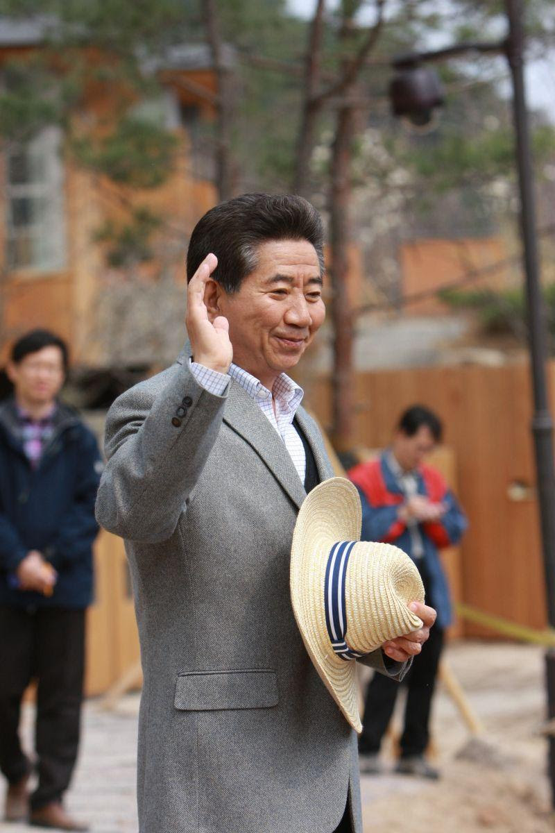 노무현 사료관 [사저 앞 만남의 광장에서 밀짚모자를 들고 ...