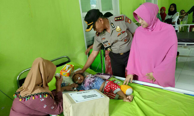 Kapolres Sinjai Jenguk Bocah Penderita Gangguan Pencernaan di RS