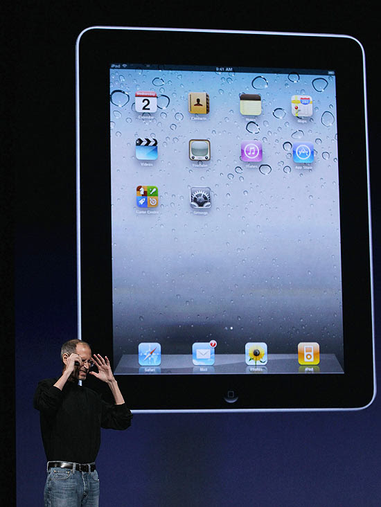 Steve Jobs apresenta novo modelo de iPad em San Francisco, na Califórnia; modelo traz duas câmeras e é mais fino