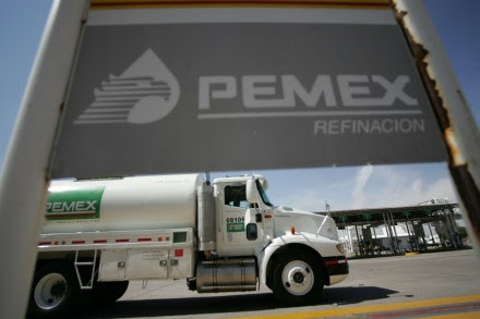 Una de las pipas de Pemex. Foto: Demián Chávez