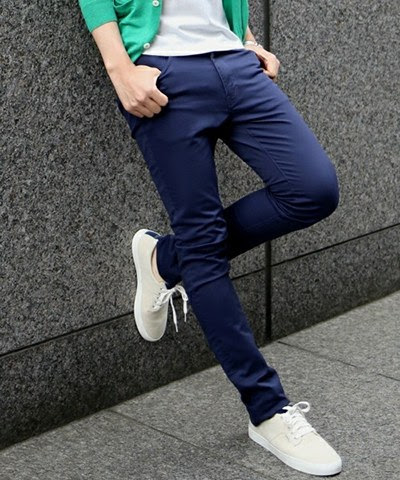 青 ブルーパンツで上品コーデ メンズおすすめ爽やか青ボトム