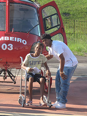 Ronaldinho Gaúcho posa com um fã que está internado no Hospital Adão Pererira Nunes (Foto: Aluizio Freire/G1)