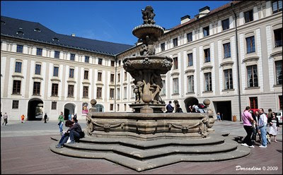 Kohl's fountain in the Prague Castle  Kohlova fontÃ¡na na PraÅ¾skÃ©m ...