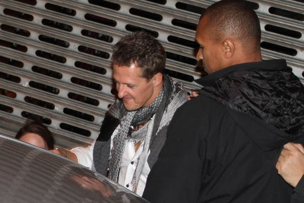 Michael Schumacher deixando balada sob forte esquema de seguranca (Foto: Danilo Carvalho e Thais Aline/Agnews)
