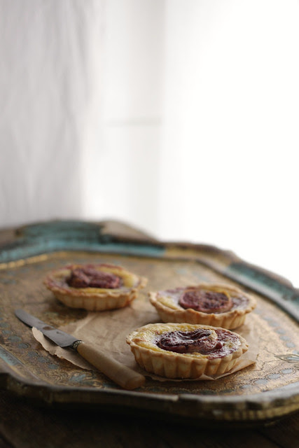 Ricotta (or tofu?), figs and pine nuts tartlets
