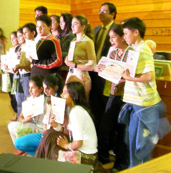 El consejero. Tontxu Campos arrancó los aplausos del público cuando afirmó «que hoy no había un acto más importante que éste para un Consejero de Educación». El tío Manuel.«La educación académica nos permite dirigir los pasos hacia dónde queramos ir,y es un buen instrumento para ser un buen gitano, defendió el patriarca. Ver VÍDEO...