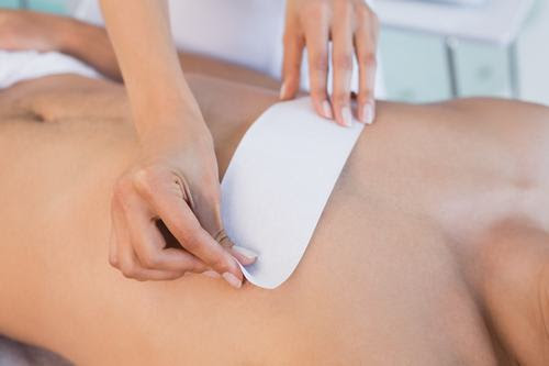 Wax lông ngực tại trung tâm uy tín để có trải nghiệm dễ chịu.