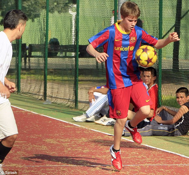 Justin Bieber's trousers fall down in public | Daily Mail ...