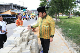 Bupati Kesal, Kualitas Paving Block di Sidomulyo Sangat Buruk