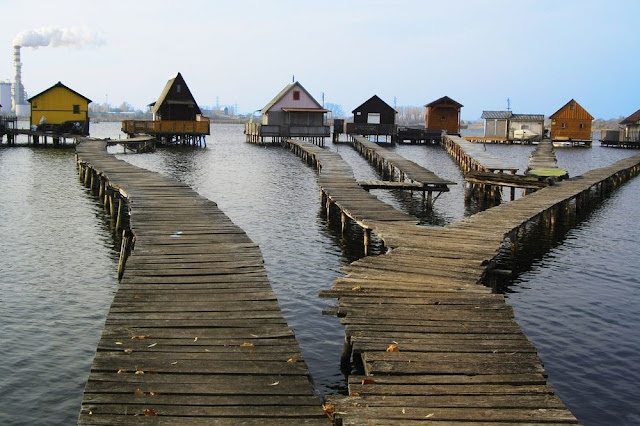 Mengintip Uniknya Rumah Terapung Di Danau Bokodi