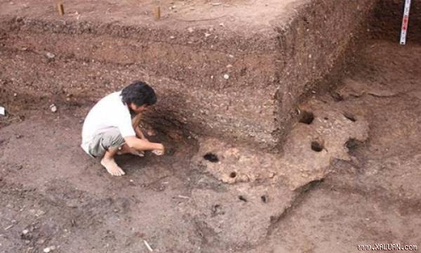 Các nhà khảo cổ Australia phát hiện nhiều đồ tạo tác bằng đá tại địa điểm khai quật Rạch Núi. Ảnh: ANU.