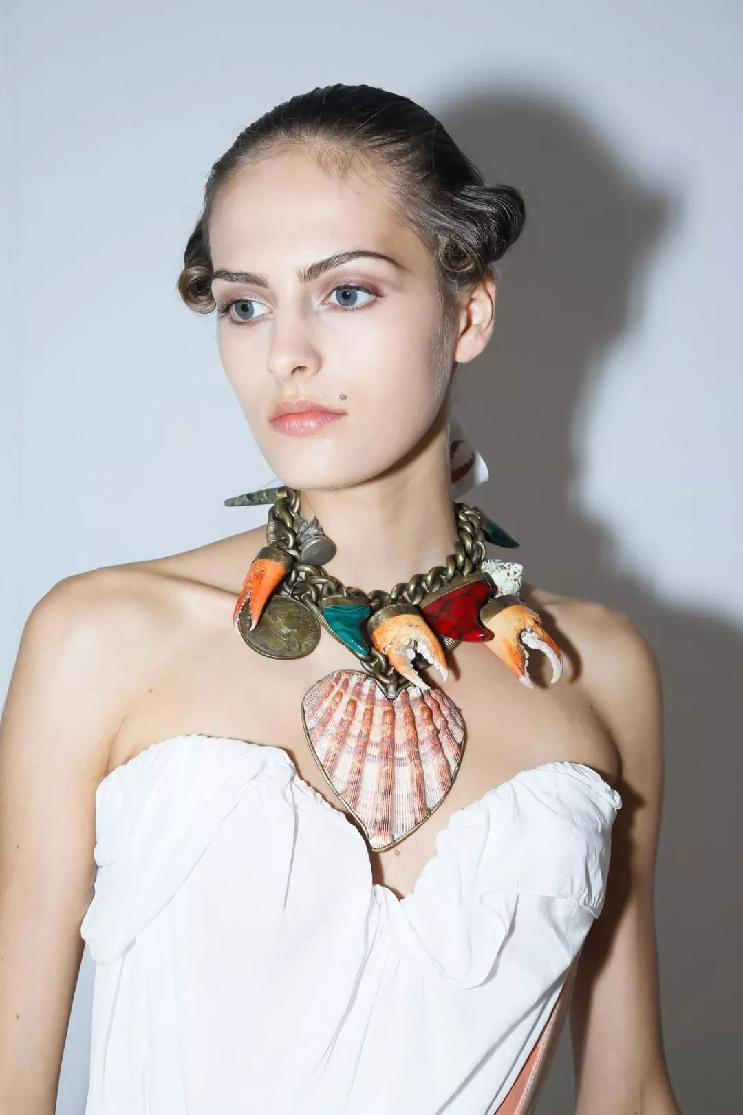 台姐有料 Bella Hadid婚纱装 Andreas牵手国模谢幕 Vivienne Westwood秀场玩很大 时装周