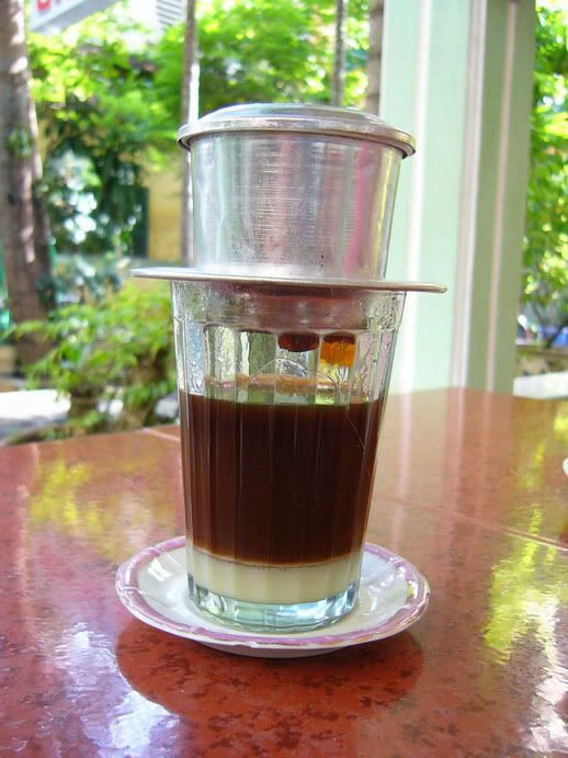 越南咖啡。先把炼奶倒进杯子里,然后把含咖啡粉的小铁器(其实是个filter)加入热水,放在杯上让咖啡慢慢滴进杯里,然后享用。