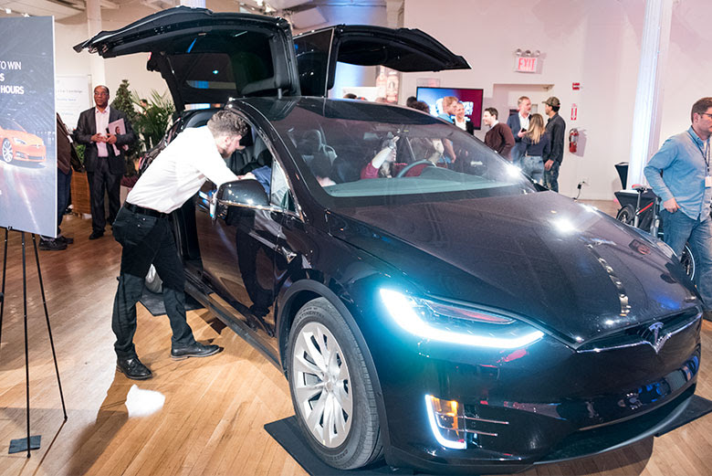 Oui, un modèle Tesla Model X SUV à voilure de gavier compte comme technologie de luxe. Oui, un modèle Tesla Model X SUV à voilure de gavier compte comme technologie de luxe.