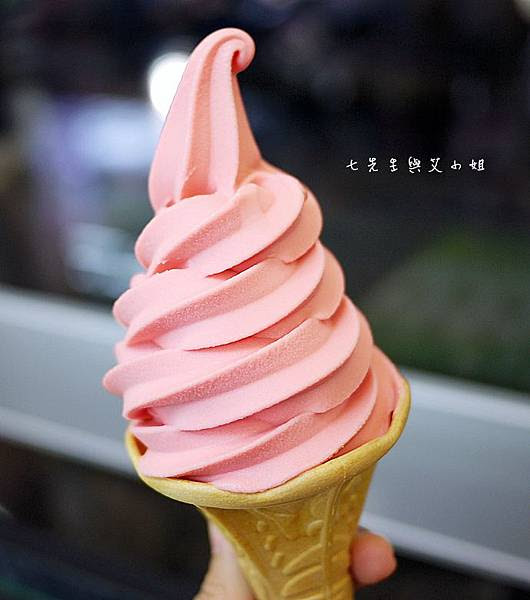 1 全家草莓霜淇淋