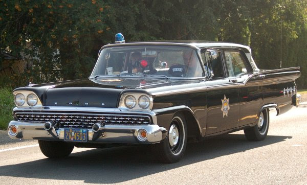 DSC_184_vintage_sheriff_car_600