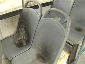Sétimo ataque a ônibus deixou assentos queimados (Foto: TV Verdes Mares/Reprodução)