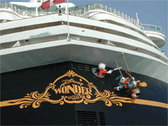 Disney Magic号とdisney Wonder号の違い Disney Magic ディズニーマジック号 Disney Wonder ディズニーワンダー号 船首の絵柄 船尾にぶら下がってペインティングしているキャラクターがグーフィー マジック かドナルド ワンダー 船体