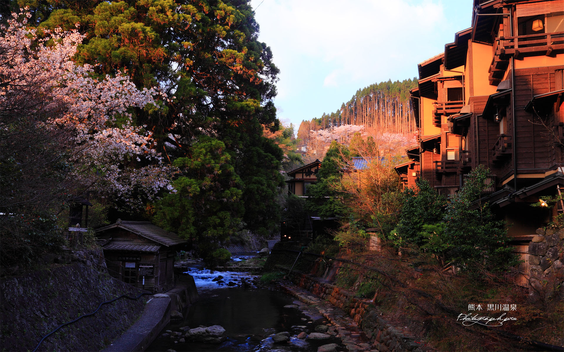 丸鈴橋からの黒川温泉 の壁紙 19x10