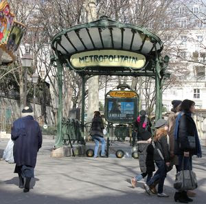 siÃ¨cle typiques de montmartre ils donnent sur la place des abbesses