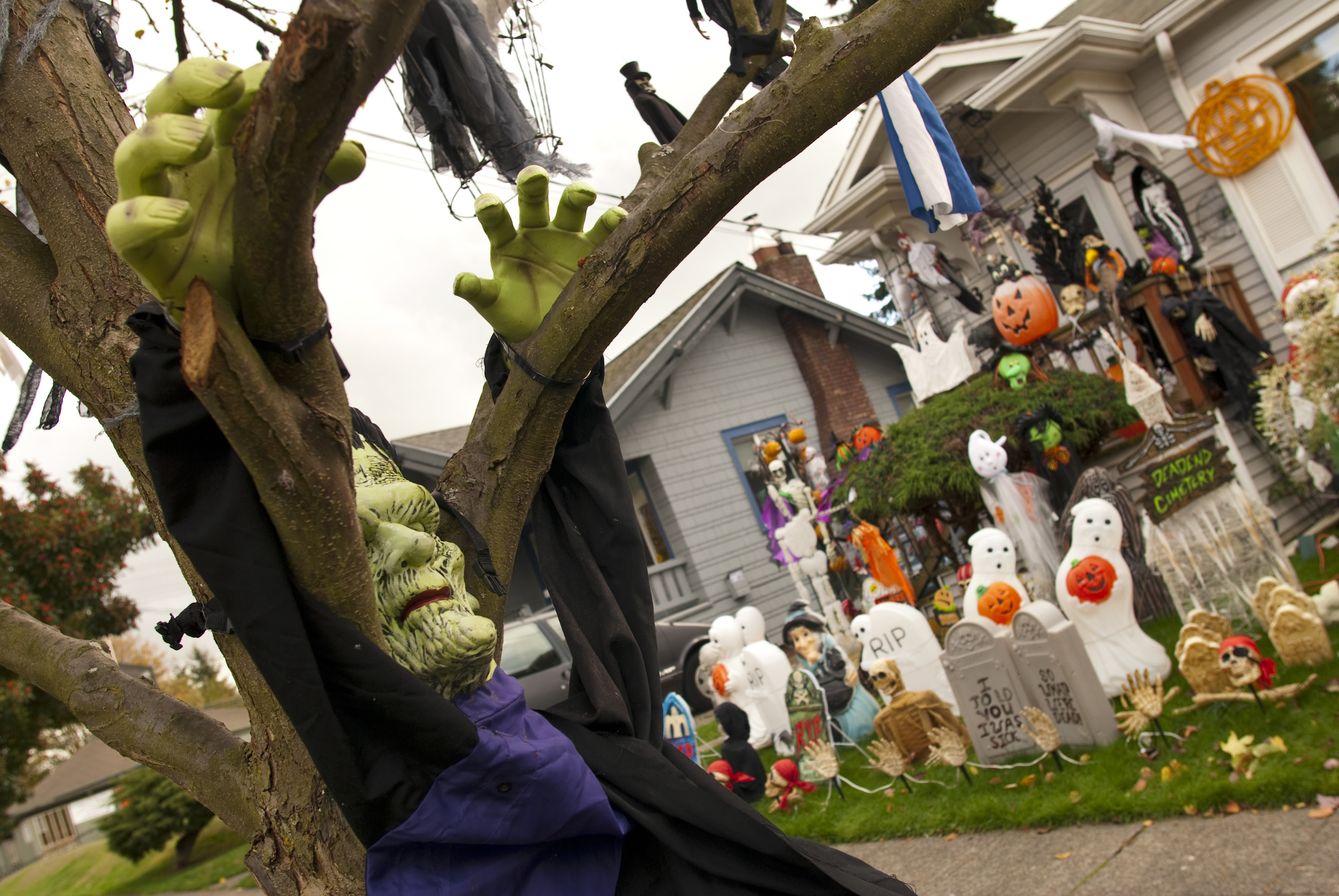 10 Best Outdoor Halloween Decorations  Porch Decor Ideas for Halloween