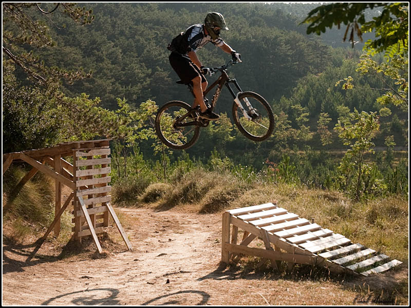 Sergio saltando la pista