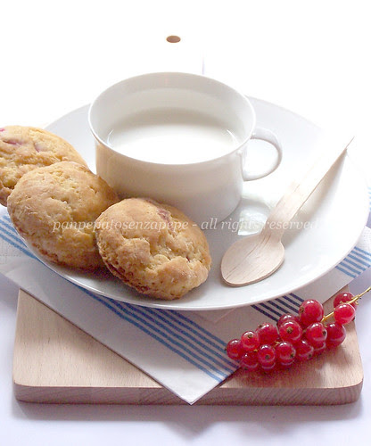 scones al ribes rosso e vaniglia