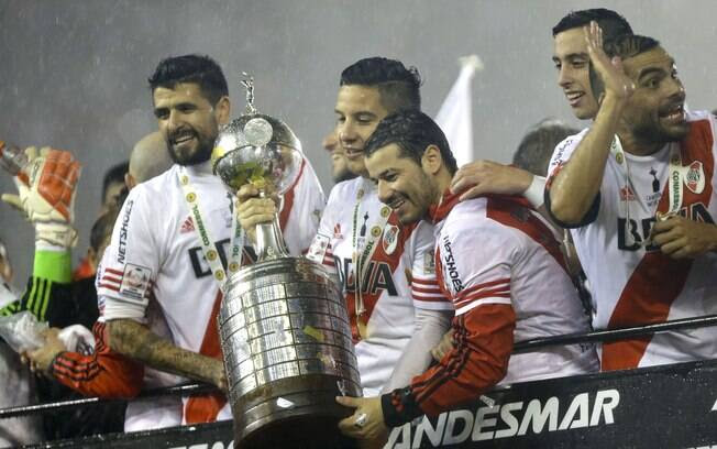 Jogadores do River Plate com a cobiçada taça da Libertadores. Argentinos defendem título