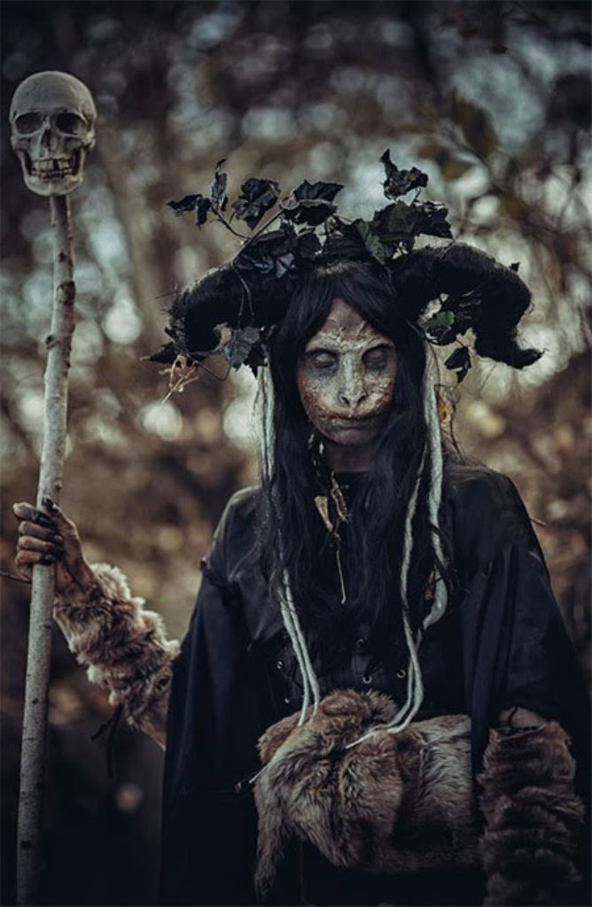 25 Women Halloween Costume Ideas To Try - Flawssy