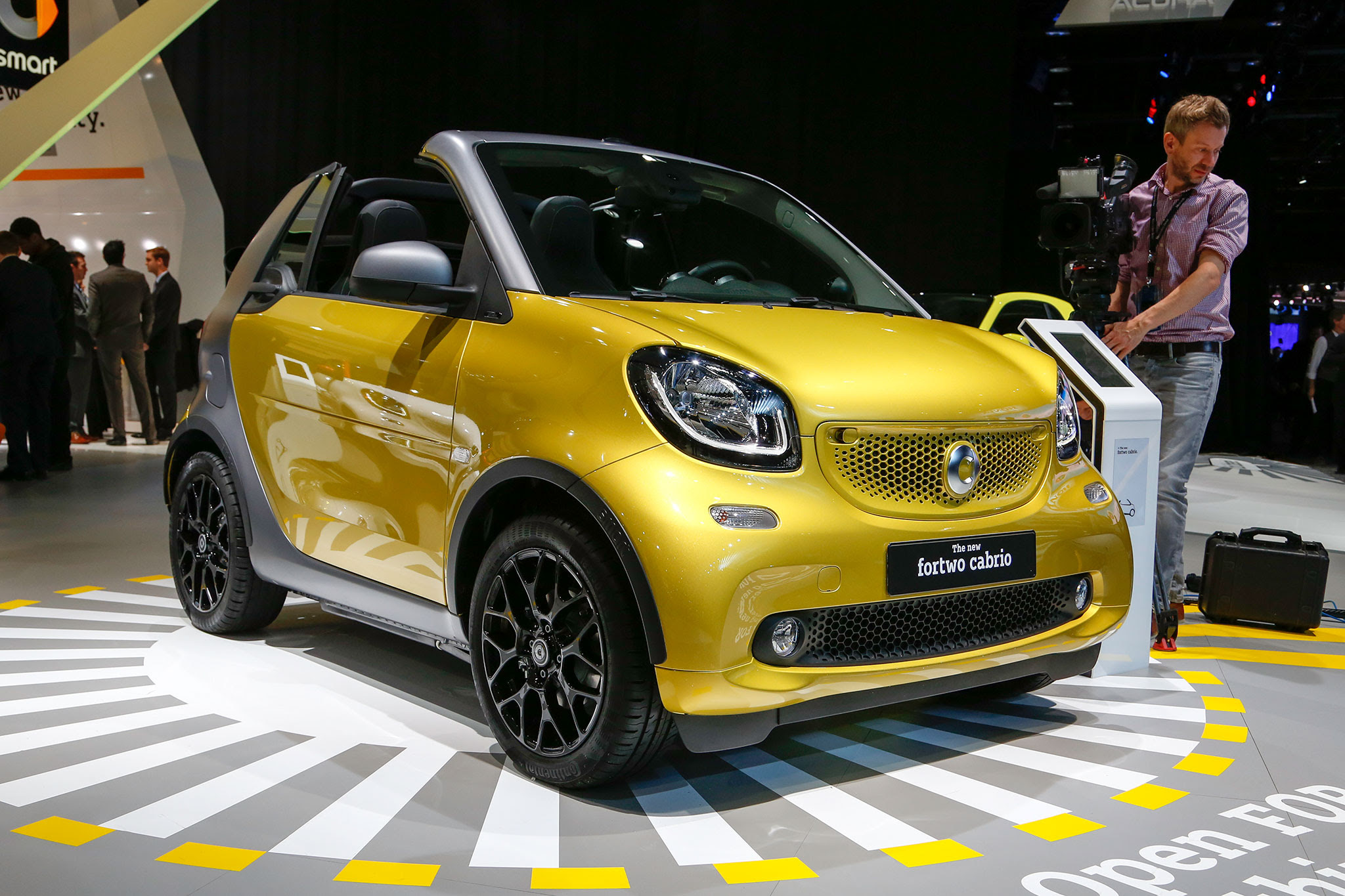 2017 Smart Fortwo Cabrio front three quarter
