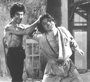 http://adrian10fajri.files.wordpress.com/2010/10/bruce_lee_08.jpg?w=300