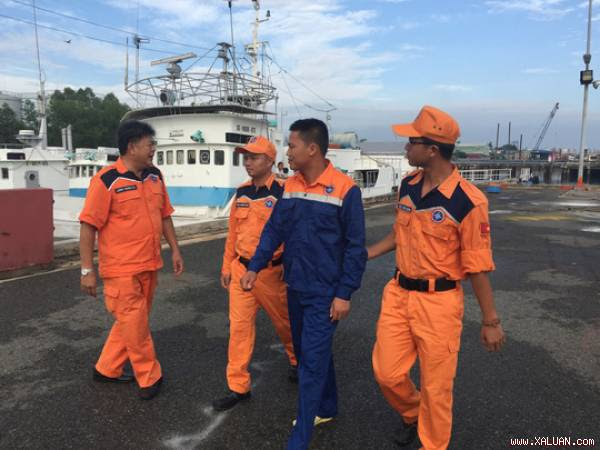 Thuyền trưởng sà lan (áo xanh) được lãnh đạo và nhân viên Trung tâm III đưa vào đất liền