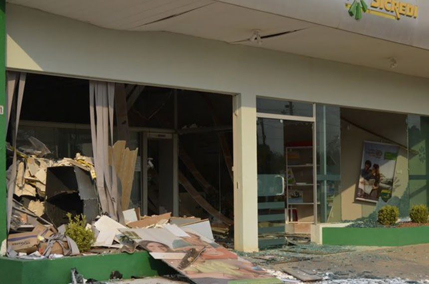 Caixa eletrônico de uma cooperativa de crédito, explodido por uma quadrilha de assaltantes Michel Ferreira/siteUbiratã24hora