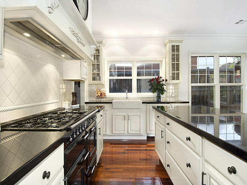 Brilliant Classic galley kitchen design using floorboards - Kitchen Photo 315739 800 x 600 · 88 kB · jpeg
