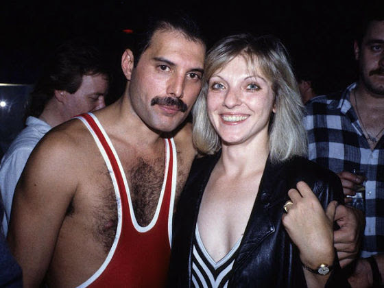 フレディ マーキュリーが最も愛し 信頼した生涯の友人 メアリー オースティンとの写真たち Buzzap