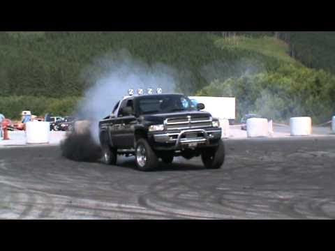 Dodge ram 2500 cummins drifting - YouTube