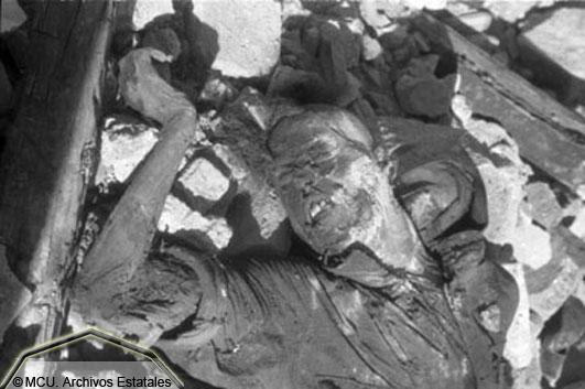 Asaltantes republicanos muertos entre las ruinas del Alcázar. Foto Erich Andres. Ministerio de Cultura. Centro Documental de la Memoria Histórica