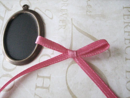 chalkboard necklace diy - making the ribbon bow