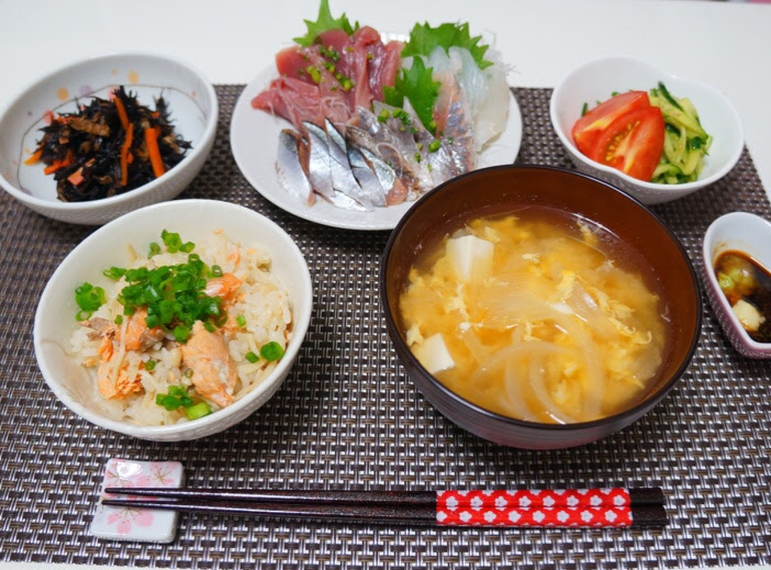 秋鮭の炊き込みご飯とお刺身 まいにちおなかいっぱい