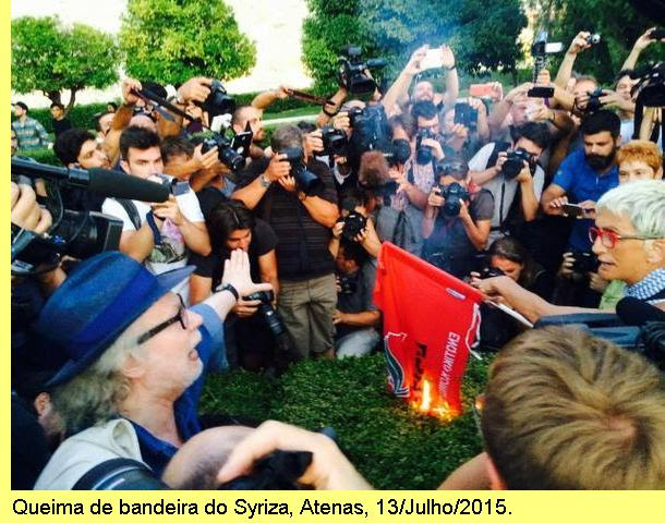 Gregos queimam a bandeira do Syriza em praça pública.