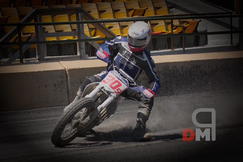 #30s Jason Isennock sets up for turn 1 during his heat race.