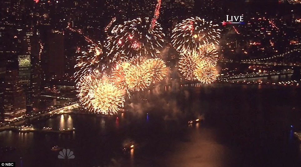 O show continua: Organizadores movida fogos barcaças a Macy abaixo o East River de seu lançamento planejado por causa de correntezas, mas o show transcorreu sem quaisquer outras questões