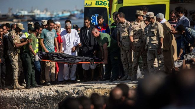 Egyptian coast guard and rescue workers bring ashore a body from a Europe-bound boat that capsized off Egypt's Mediterranean coast, in Rosetta, Egypt, Thursday, 22 September 2016.