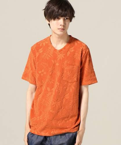 オレンジのvネックtシャツのメンズコーディネート 着こなし